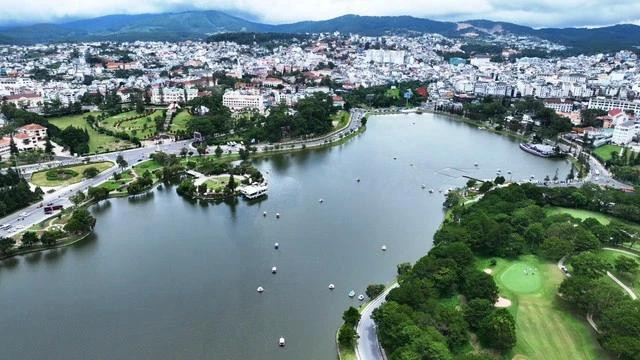 Nhà hàng Thủy Tạ nằm trên đảo nổi thắng cảnh hồ Xuân Hương. Ảnh: Gia Bình Nhà hàng Thủy Tạ nằm trên đảo nổi thắng cảnh hồ Xuân Hương. Ảnh: Gia Bình