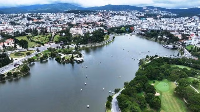 Nhà hàng Thủy Tạ nằm trên đảo nổi thắng cảnh hồ Xuân Hương. Ảnh: Gia Bình