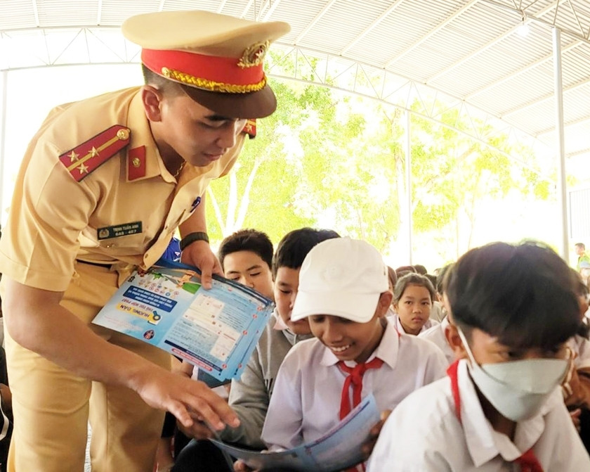 Lực lượng CSGT Công an tỉnh Gia Lai tuyên truyền Luật Giao thông đường bộ cho học sinh. Ảnh: Hạ Vy Lực lượng CSGT Công an tỉnh Gia Lai tuyên truyền Luật Giao thông đường bộ cho học sinh. Ảnh: Hạ Vy