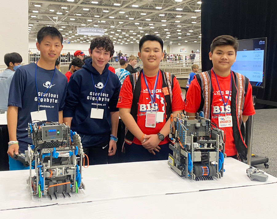2 thành viên CLB STEM-Robotics Trường THPT Chi Lăng (bìa phải) giao lưu cùng bạn bè quốc tế tại giải VEX Robotics Word Championship 2023 diễn ra ở Mỹ vào tháng 5 vừa qua. Ảnh: Nguyễn Thanh Phụng 2 thành viên CLB STEM-Robotics Trường THPT Chi Lăng (bìa phải) giao lưu cùng bạn bè quốc tế tại giải VEX Robotics Word Championship 2023 diễn ra ở Mỹ vào tháng 5 vừa qua. Ảnh: Nguyễn Thanh Phụng