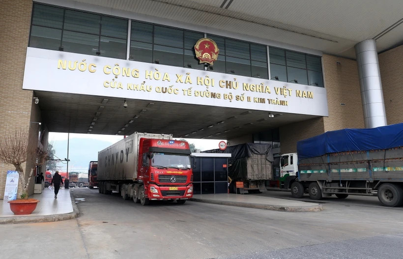 Hoạt động xuất nhập khẩu qua Cửa khẩu Quốc tế Đường bộ số II Kim Thành, tỉnh Lào Cai. (Ảnh: Quốc Khánh/TTXVN) Hoạt động xuất nhập khẩu qua Cửa khẩu Quốc tế Đường bộ số II Kim Thành, tỉnh Lào Cai. (Ảnh: Quốc Khánh/TTXVN)