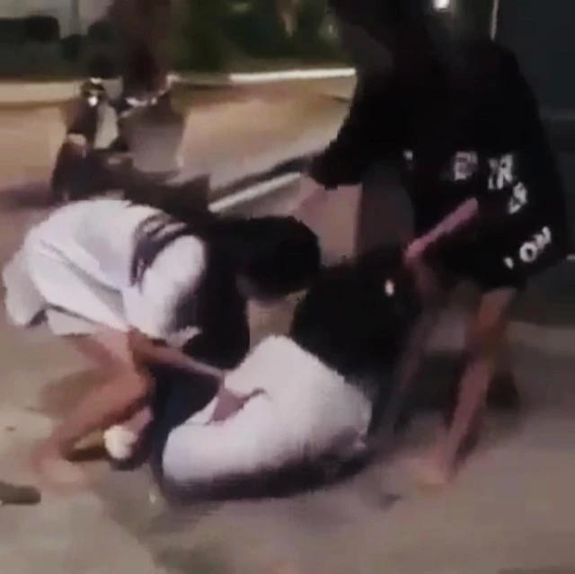 Như T. bị một nữ sinh nắm tóc kéo lê giữa nền bê tông và liên tục đạp mạnh vào người. Ảnh: ĐX Như T. bị một nữ sinh nắm tóc kéo lê giữa nền bê tông và liên tục đạp mạnh vào người. Ảnh: ĐX