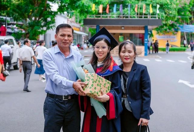 Ngân và ba mẹ trong buổi lễ tốt nghiệp. Ảnh NVCC Ngân và ba mẹ trong buổi lễ tốt nghiệp. Ảnh NVCC