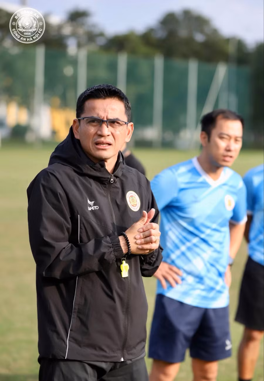 HLV Kiatisak là "thuyền trưởng" thứ 3 của CLB Công an Hà Nội kể từ đầu mùa