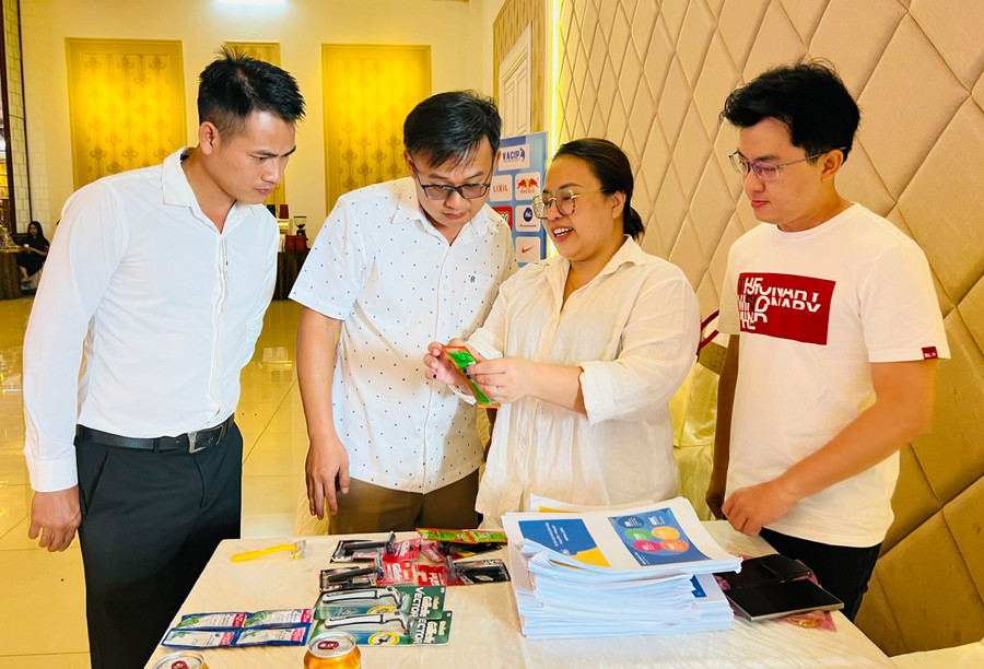 Đại diện các nhà sản xuất hướng dẫn cách phân biệt hàng thật, hàng giả cho đội ngũ thanh tra khoa học và công nghệ. Ảnh: M.N