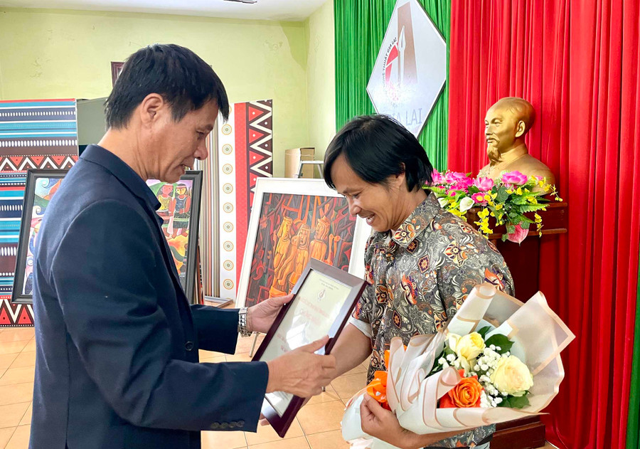 Họa sĩ Phạm Thế Bộ nhận giải thưởng cao nhất của cuộc thi. Ảnh: L.N Họa sĩ Phạm Thế Bộ nhận giải thưởng cao nhất của cuộc thi. Ảnh: L.N