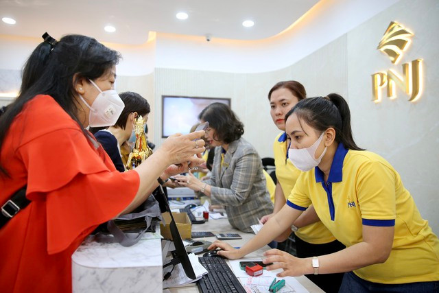 Lãi sau thuế của công ty vàng PNJ trong nửa đầu năm 2024 hơn 1.100 tỉ đồng. Lãi sau thuế của công ty vàng PNJ trong nửa đầu năm 2024 hơn 1.100 tỉ đồng.