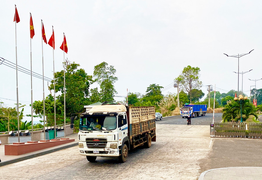 Doanh nghiệp làm thủ tục xuất khẩu tại Cửa khẩu Quốc tế Lệ Thanh. Ảnh: Hà Duy Doanh nghiệp làm thủ tục xuất khẩu tại Cửa khẩu Quốc tế Lệ Thanh. Ảnh: Hà Duy