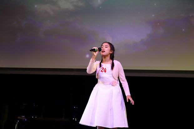 Thí sinh Phan Trang Anh, với bài hát &quot;Ước mơ của mẹ,&quot; đã đạt giải Quán quân phần thi hát Hạng mục 2 tại cuộc thi. (Ảnh: Hải Vân/Vietnam+)