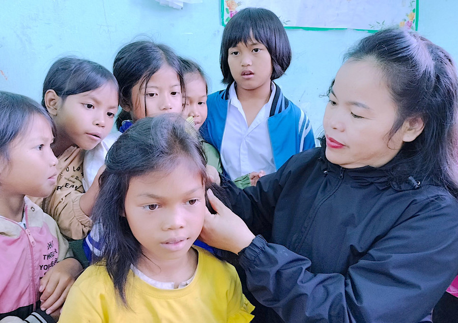 Các thế hệ học sinh luôn yêu mến cô giáo Nhàn vì sự gần gũi, chăm sóc ân cần của cô. Ảnh: Mộc Trà Các thế hệ học sinh luôn yêu mến cô giáo Nhàn vì sự gần gũi, chăm sóc ân cần của cô. Ảnh: Mộc Trà