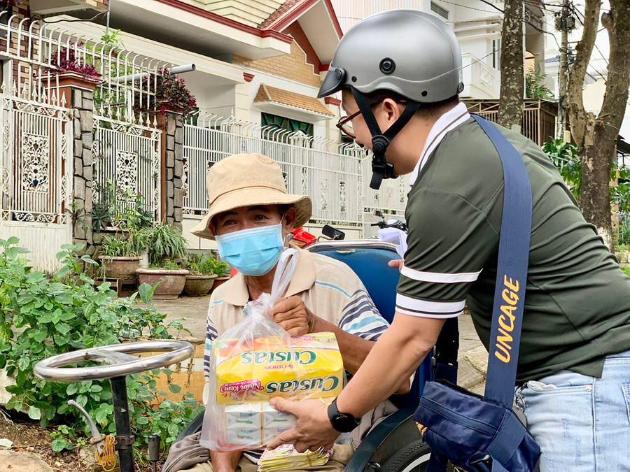 Anh Nguyễn Hoàng Nam trao quà cho một trường hợp khó khăn, tật nguyền bán vé số gặp trên đường. Ảnh: Như Nguyện Anh Nguyễn Hoàng Nam trao quà cho một trường hợp khó khăn, tật nguyền bán vé số gặp trên đường. Ảnh: Như Nguyện