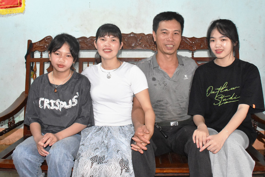 Vợ chồng anh Nguyễn Văn Hạnh (thôn 2, thị trấn Ia Kha, huyện Ia Grai) và 2 con. Ảnh: Đ.Y Vợ chồng anh Nguyễn Văn Hạnh (thôn 2, thị trấn Ia Kha, huyện Ia Grai) và 2 con. Ảnh: Đ.Y