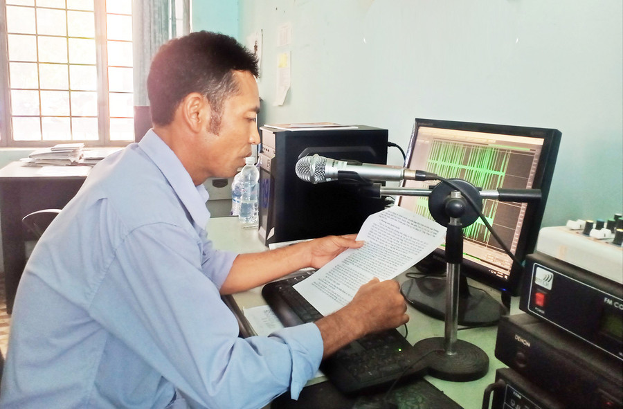 Anh Siu Alem-cán bộ Văn hóa xã Ia Ma Rơn trong một buổi truyền thanh. Ảnh: N.L