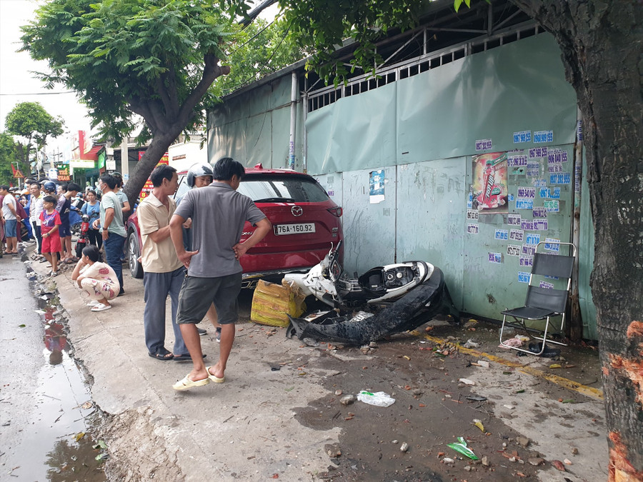 Hiện trường vụ tai nạn, nhiều phương tiện nằm la liệt trên đường. Ảnh: Đình Trọng