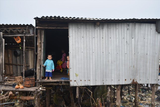 Trẻ con ở cửa biển Vàm Xoáy luôn phải đối diện với nhiều nguy hiểm Trẻ con ở cửa biển Vàm Xoáy luôn phải đối diện với nhiều nguy hiểm