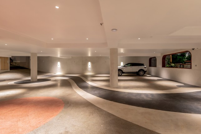 Những đường cong mềm mại trên sàn tầng hầm tạo nét phá cách.