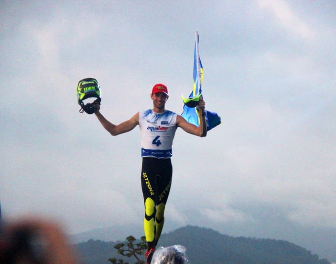 Tay đua trẻ vui mừng khi được xướng tên nhận cúp vô địch ở hạng mục đua mô tô nước tốc độ Tay đua trẻ vui mừng khi được xướng tên nhận cúp vô địch ở hạng mục đua mô tô nước tốc độ