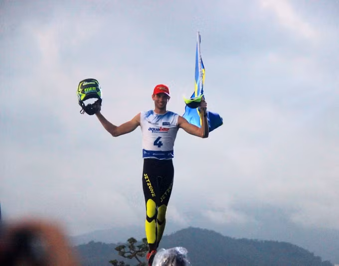 Tay đua trẻ vui mừng khi được xướng tên nhận cúp vô địch ở hạng mục đua mô tô nước tốc độ