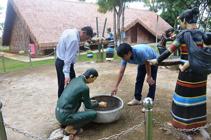 Du khách tham quan sóc Bom Bo. Ảnh: T.T Du khách tham quan sóc Bom Bo. Ảnh: T.T