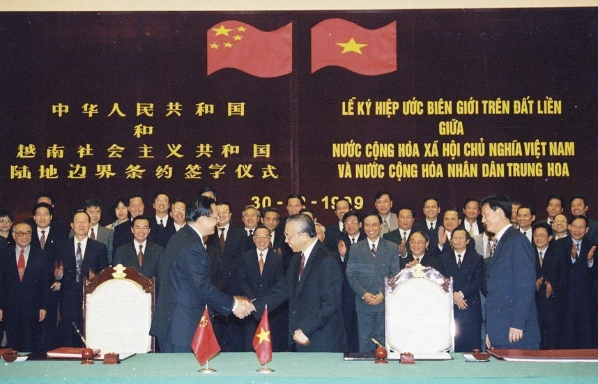 Ngày 30/12/1999, tại Hà Nội, Phó Thủ tướng, Bộ trưởng Bộ Ngoại giao Nguyễn Mạnh Cầm và Bộ trưởng Bộ Ngoại giao Trung Quốc Đường Gia Triền ký Hiệp ước biên giới trên đất liền giữa hai nước. (Ảnh: TTXVN) Ngày 30/12/1999, tại Hà Nội, Phó Thủ tướng, Bộ trưởng Bộ Ngoại giao Nguyễn Mạnh Cầm và Bộ trưởng Bộ Ngoại giao Trung Quốc Đường Gia Triền ký Hiệp ước biên giới trên đất liền giữa hai nước. (Ảnh: TTXVN)