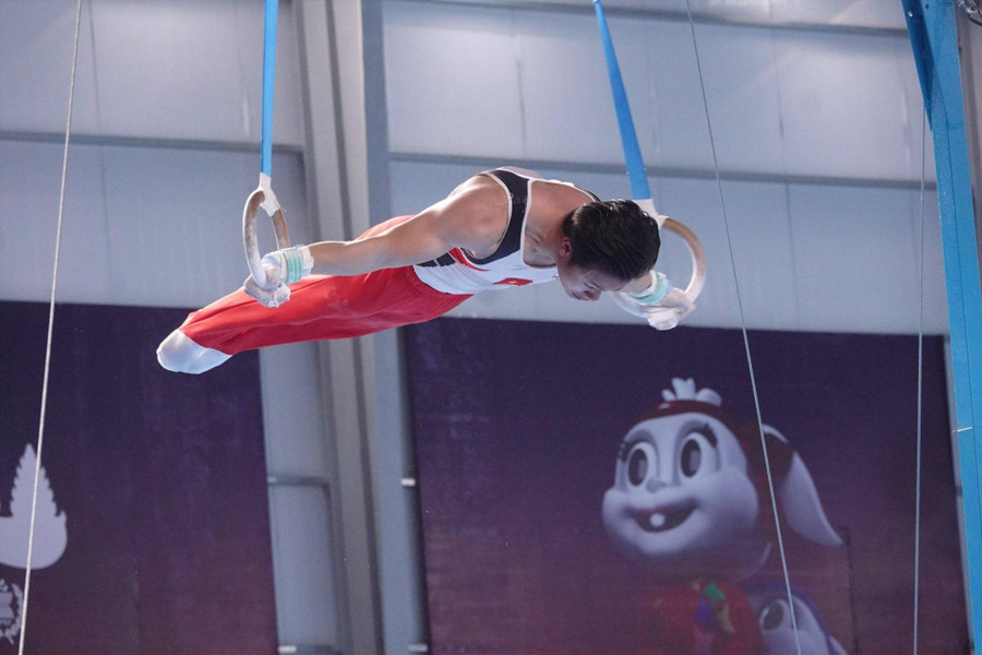 Nguyễn Văn Khánh Phong từng vượt qua thần đồng Carlos Yulo (Philippines) ở nội dung vòng treo tại SEA Games 32. Ảnh: Nguyễn Đăng