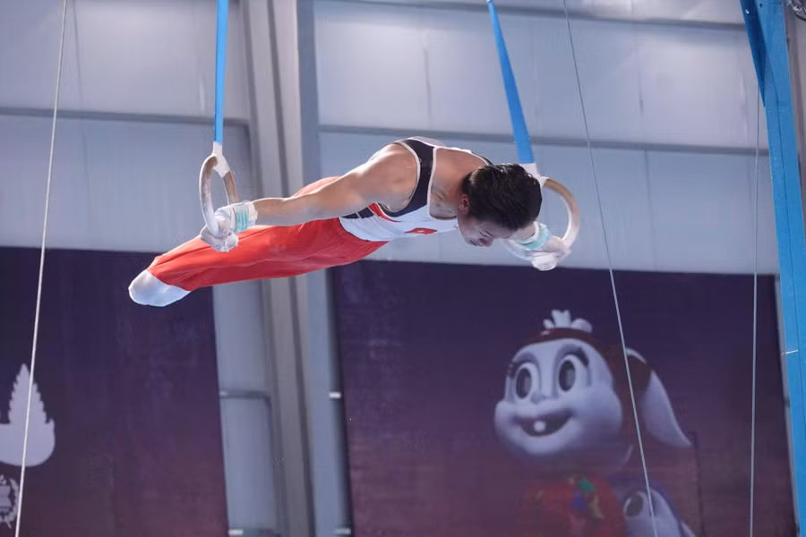Nguyễn Văn Khánh Phong từng vượt qua thần đồng Carlos Yulo (Philippines) ở nội dung vòng treo tại SEA Games 32. Ảnh: Nguyễn Đăng