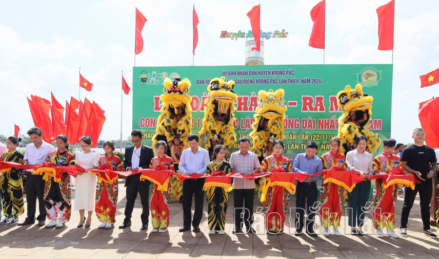 Các đại biểu cắt băng khánh thành và ra mắt con rồng dài 120 m. Các đại biểu cắt băng khánh thành và ra mắt con rồng dài 120 m.