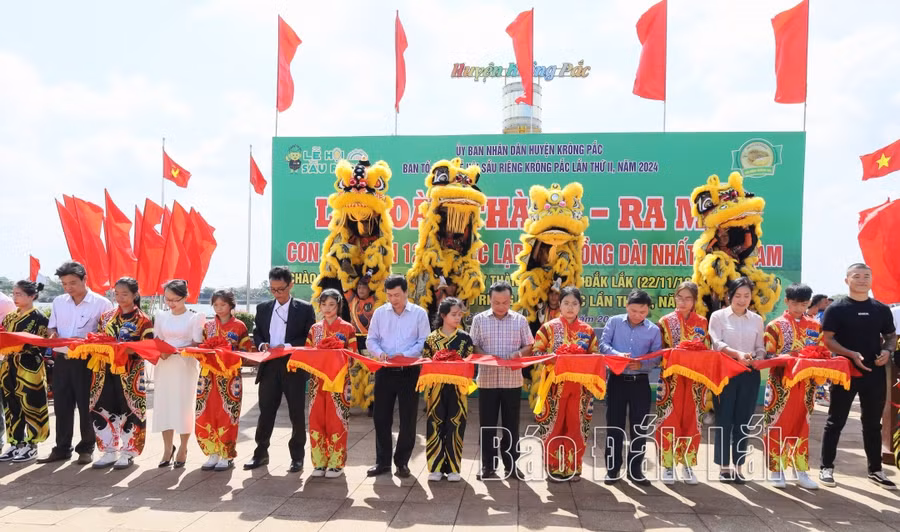 Các đại biểu cắt băng khánh thành và ra mắt con rồng dài 120 m.