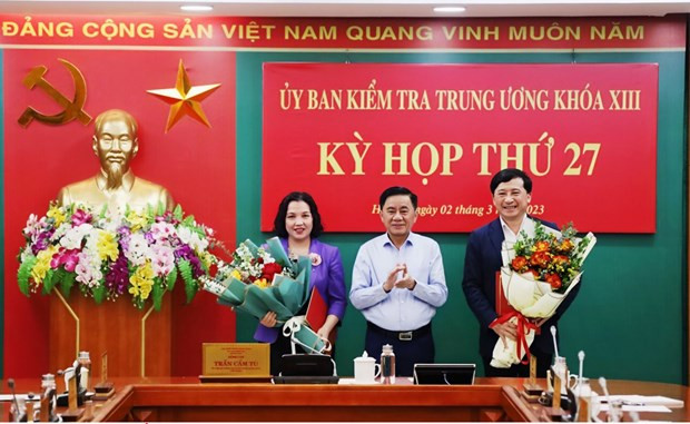 Ông Trần Cẩm Tú, Ủy viên Bộ Chính trị, Bí thư Trung ương Đảng, Chủ nhiệm Ủy ban Kiểm tra Trung ương trao quyết định và tặng hoa chúc mừng hai đồng chí Trần Thị Hiền và Hoàng Trọng Hưng,vừa được Bộ Chính trị chuẩn y Phó Chủ nhiệm Ủy ban Kiểm tra Trung ương. (Nguồn: Ủy ban Kiểm tra Trung ương)