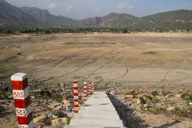 Hồ chứa nước Ông Kinh ở Ninh Thuận trơ đáy.