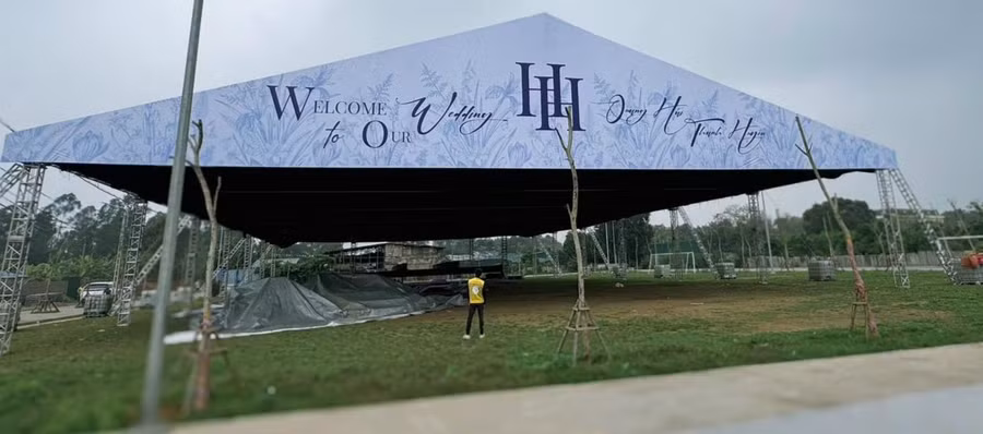 Đám cưới Quang Hải - Chu Thanh Huyền diễn ra trong hai ngày 28/3 và 6/4 tại hai địa điểm khác nhau. Cụ thể, đám cưới ngày 28/3 tổ chức tại sân bóng gần nhà cầu thủ ở xã Xuân Nộn, huyện Đông Anh, Hà Nội. Tiệc cưới có sự góp mặt của đồng đội sẽ tổ chức ở trung tâm Hà Nội ngày 6/4. Ảnh: Lavita.