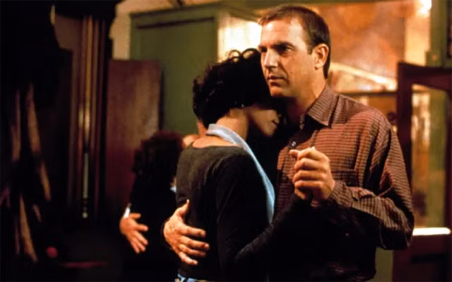 Cảnh trong phim The Bodyguard. ẢNH: VARIETY