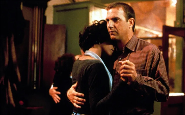 Cảnh trong phim The Bodyguard. ẢNH: VARIETY Cảnh trong phim The Bodyguard. ẢNH: VARIETY