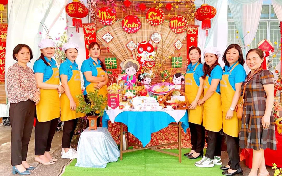 Các đoàn viên Công đoàn thị trấn Chư Sê tham gia hội thi công nhân, viên chức, lao động huyện với bánh mứt truyền thống Tết Nguyên đán 2023. Ảnh: N.Q Các đoàn viên Công đoàn thị trấn Chư Sê tham gia hội thi công nhân, viên chức, lao động huyện với bánh mứt truyền thống Tết Nguyên đán 2023. Ảnh: N.Q