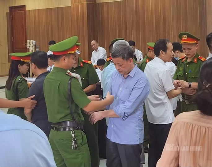 Bị cáo Lê Thế Sơn (ở giữa) khai nhận bỏ 6 tỉ đồng tiền cá nhân để "cảm ơn" sau khi trúng thầu