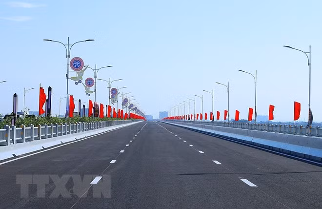 Cầu Vĩnh Tuy giai đoạn 2 chính thức đưa vào sử dụng. (Ảnh: Dương Giang/TTXVN)