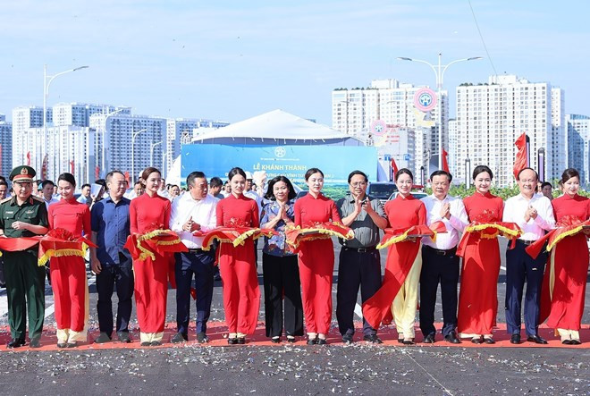 Thủ tướng Phạm Minh Chính và các đại biểu cắt băng khánh thành Cầu Vĩnh Tuy giai đoạn 2. (Ảnh: Dương Giang/TTXVN) Thủ tướng Phạm Minh Chính và các đại biểu cắt băng khánh thành Cầu Vĩnh Tuy giai đoạn 2. (Ảnh: Dương Giang/TTXVN)