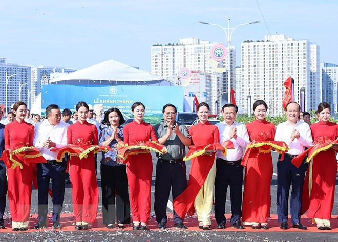 Thủ tướng Phạm Minh Chính và các đại biểu cắt băng khánh thành Cầu Vĩnh Tuy giai đoạn 2. (Ảnh: Dương Giang/TTXVN) Thủ tướng Phạm Minh Chính và các đại biểu cắt băng khánh thành Cầu Vĩnh Tuy giai đoạn 2. (Ảnh: Dương Giang/TTXVN)