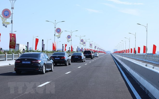 Sau hơn 2 năm thi công, Cầu Vĩnh Tuy giai đoạn 2 (Hà Nội) đã chính thức được đưa vào hoạt động để đáp ứng nhu cầu đi lại của người dân. Cây cầu này nằm song song với Cầu Vĩnh tuy giai đoạn 1. (Ảnh: Dương Giang/TTXVN) Sau hơn 2 năm thi công, Cầu Vĩnh Tuy giai đoạn 2 (Hà Nội) đã chính thức được đưa vào hoạt động để đáp ứng nhu cầu đi lại của người dân. Cây cầu này nằm song song với Cầu Vĩnh tuy giai đoạn 1. (Ảnh: Dương Giang/TTXVN)