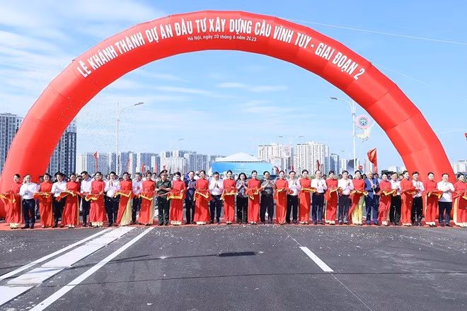 Sáng 30/8/2023, tại Hà Nội, Thủ tướng Phạm Minh Chính dự Lễ Khánh thành Dự án Đầu tư Xây dựng Cầu Vĩnh Tuy giai đoạn 2. (Ảnh: Dương Giang/TTXVN)