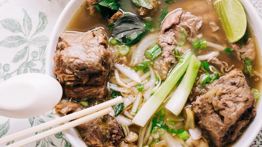 Tô phở bò với nhiều thành phần thịt khác nhau. Ảnh: TASTEATLAS Tô phở bò với nhiều thành phần thịt khác nhau. Ảnh: TASTEATLAS