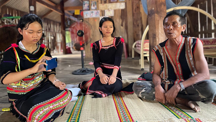 Dưới sự hướng dẫn của thầy Dậu, các em học sinh có cách ghi âm, quay video để lưu lại những câu chuyện do người già kể lại PG. Ảnh: H.N Dưới sự hướng dẫn của thầy Dậu, các em học sinh có cách ghi âm, quay video để lưu lại những câu chuyện do người già kể lại PG. Ảnh: H.N