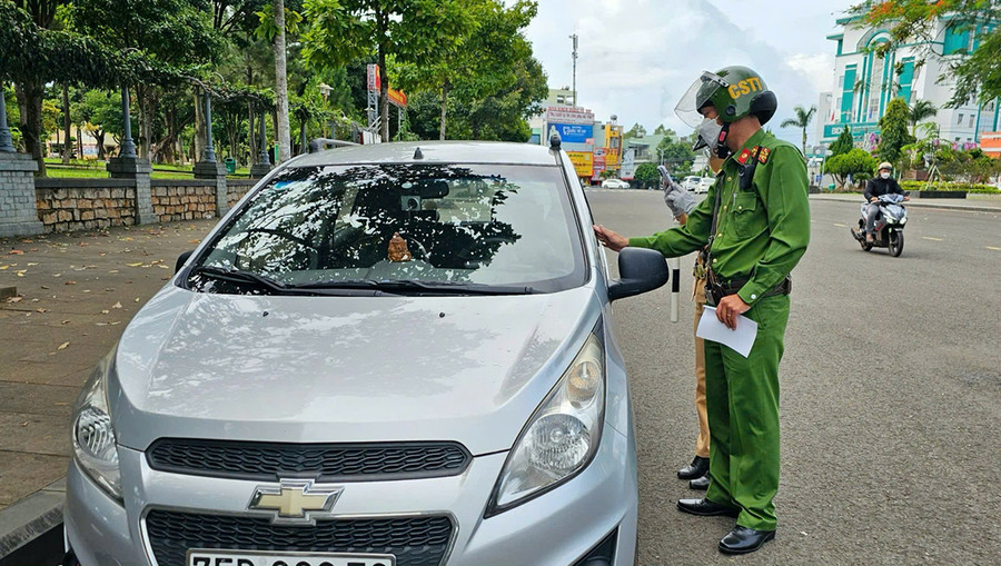 Lực lượng Cảnh sát giao thông-Trật tự xử lý xe vi phạm về đậu đỗ không đúng quy định. Ảnh: Thiên Thanh Lực lượng Cảnh sát giao thông-Trật tự xử lý xe vi phạm về đậu đỗ không đúng quy định. Ảnh: Thiên Thanh