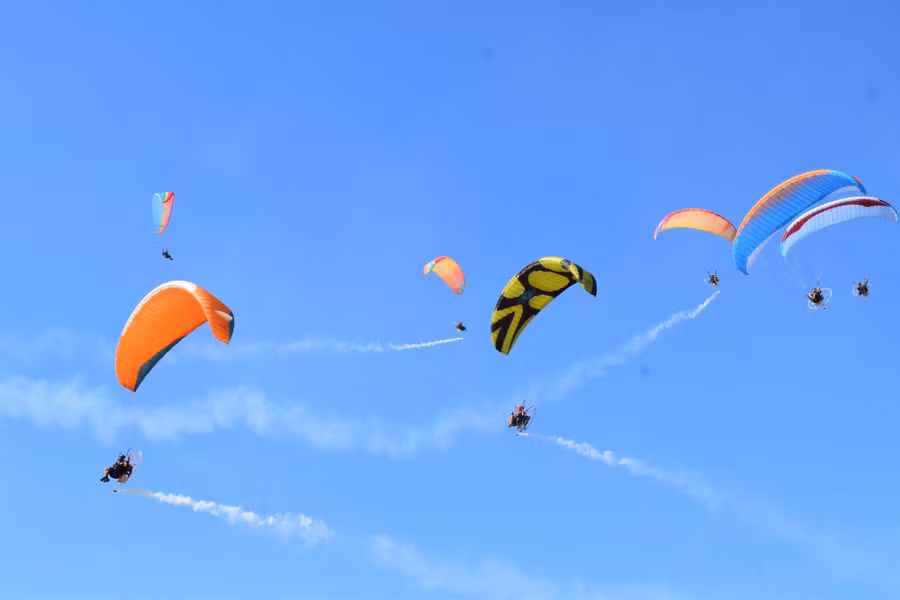 Các đội bay trình diễn pháo khói trên bầu trời biển Đà Nẵng. Ảnh: Nguyễn Tú