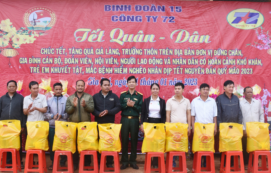 Lãnh đạo Công ty 72 tặng quà cho già làng, người có uy tín trên địa bàn huyện Đức Cơ. Ảnh: V.H