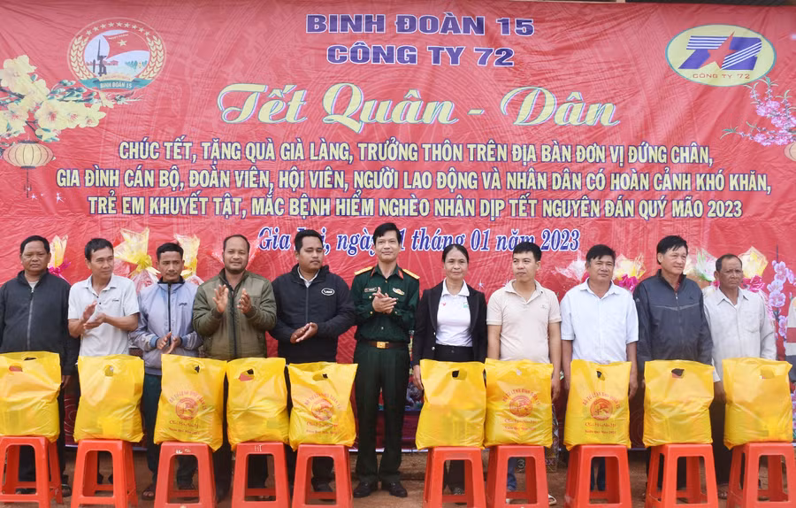 Lãnh đạo Công ty 72 tặng quà cho già làng, người có uy tín trên địa bàn huyện Đức Cơ. Ảnh: V.H