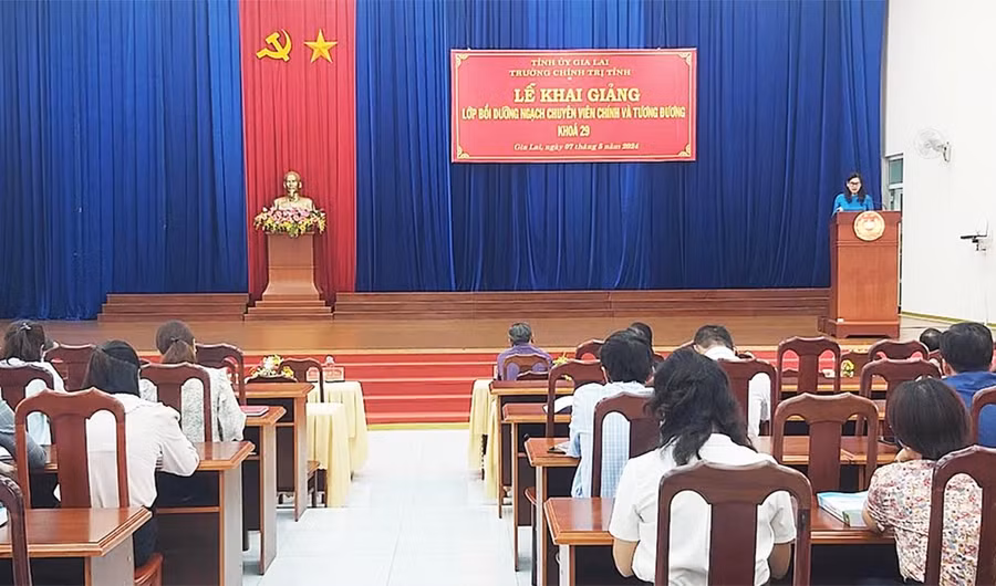 Quang cảnh lớp bồi dưỡng ngạch chuyên viên chính và tương đương khóa 29. Ảnh: Ngọc Anh Quang cảnh lớp bồi dưỡng ngạch chuyên viên chính và tương đương khóa 29. Ảnh: Ngọc Anh