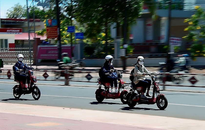 Tình trạng học sinh các trường THCS, THPT điều khiển xe mô tô, xe gắn máy, xe máy điện tham gia giao thông khi chưa đủ tuổi hoặc chưa có giấy phép lái xe vẫn còn phổ biến. Ảnh: Đ.T Tình trạng học sinh các trường THCS, THPT điều khiển xe mô tô, xe gắn máy, xe máy điện tham gia giao thông khi chưa đủ tuổi hoặc chưa có giấy phép lái xe vẫn còn phổ biến. Ảnh: Đ.T