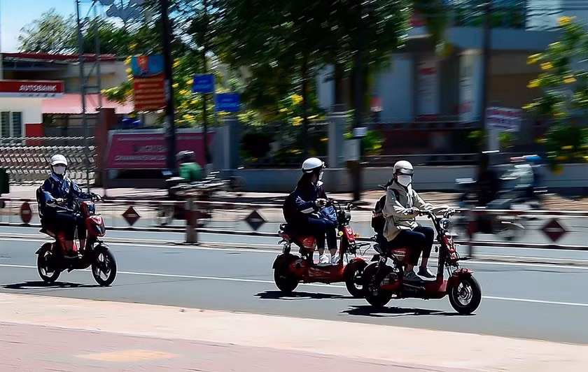 Tình trạng học sinh các trường THCS, THPT điều khiển xe mô tô, xe gắn máy, xe máy điện tham gia giao thông khi chưa đủ tuổi hoặc chưa có giấy phép lái xe vẫn còn phổ biến. Ảnh: Đ.T Tình trạng học sinh các trường THCS, THPT điều khiển xe mô tô, xe gắn máy, xe máy điện tham gia giao thông khi chưa đủ tuổi hoặc chưa có giấy phép lái xe vẫn còn phổ biến. Ảnh: Đ.T