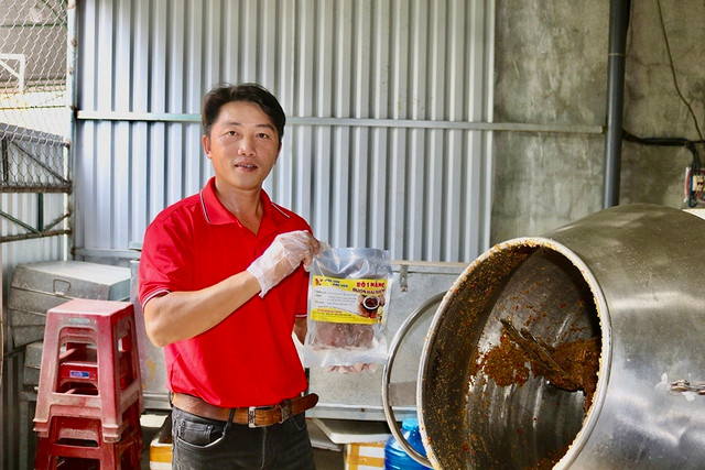 Anh Hội giới thiệu quy trình sản xuất bò một nắng "Buôn Hai Riêng". Ảnh: NGÂN TRẦN Anh Hội giới thiệu quy trình sản xuất bò một nắng "Buôn Hai Riêng". Ảnh: NGÂN TRẦN